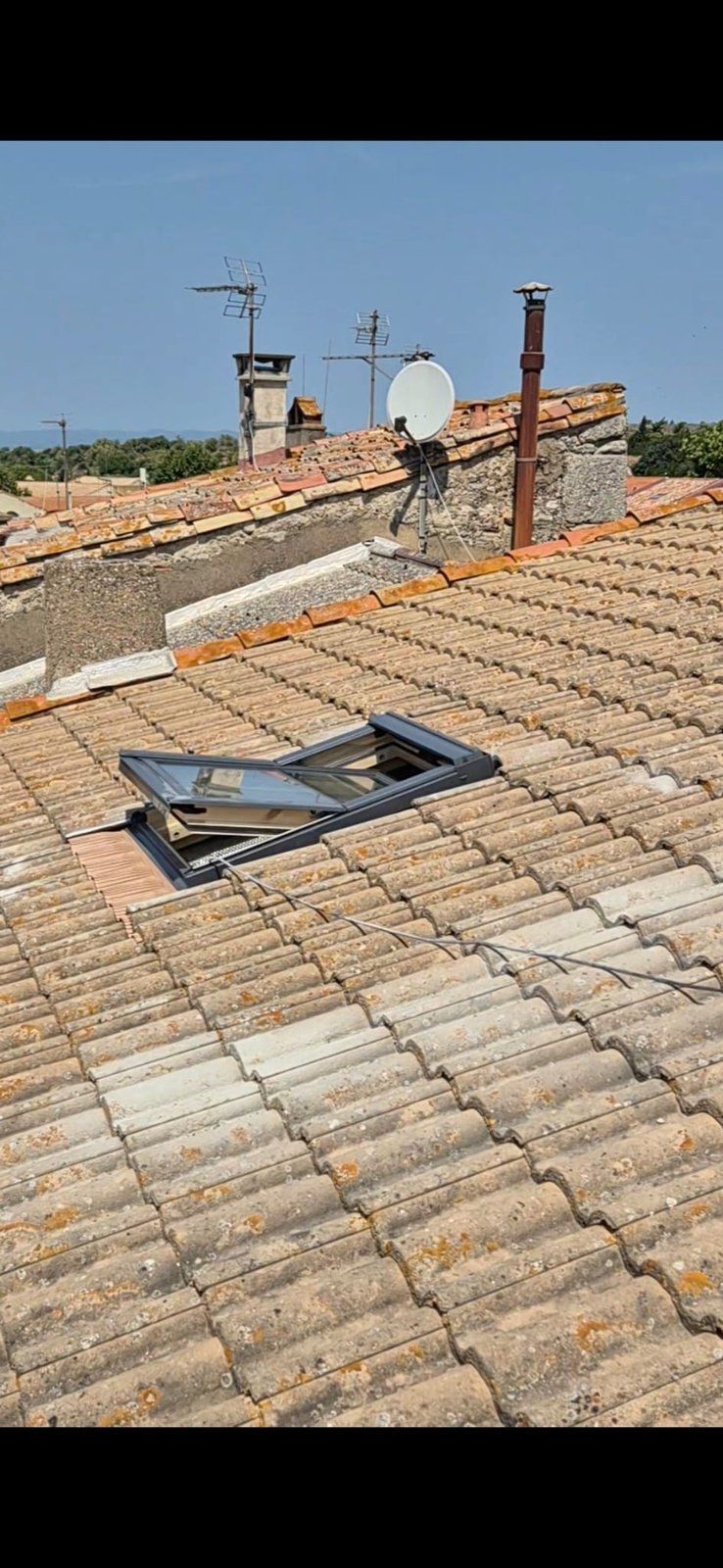 Pose de fenêtre de toit Velux sur tuiles régionales