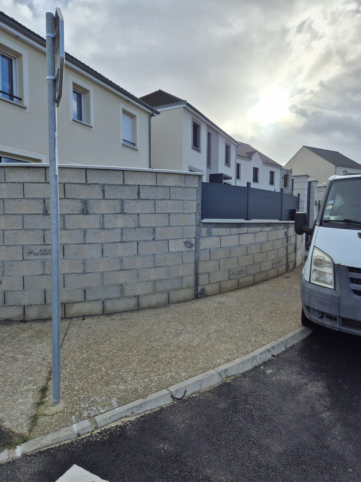 Élévation de mur de clôture en parpaings & couvertines